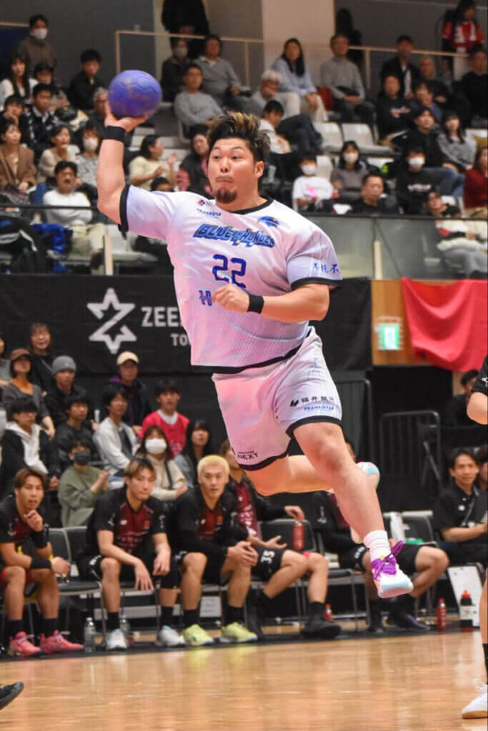 リーグ史上初のストレングスコーチ兼任プレーヤー川﨑駿（福井永平寺ブルーサンダー）。鍛え抜かれた筋肉をプレーに反映させる