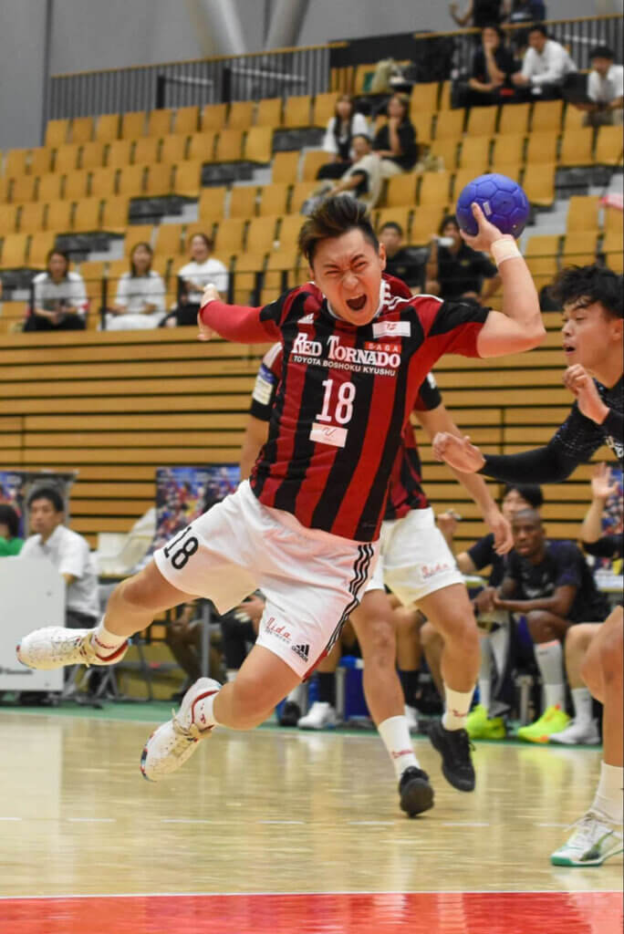 得意の1対1から、左手でもシュートを決める尾﨑聖（琉球コラソン）。左利きの姉・尾﨑佳奈（元熊本ビューストピンディーズ）が乗り移ったかのような一撃だった。写真はレッドトルネード佐賀時代の2024年8月、社会人選手権のもの