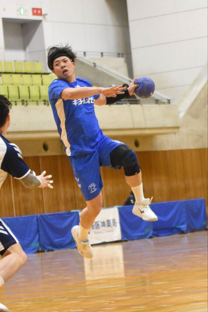 監督兼任の稲毛隆人（安芸高田わくながハンドボールクラブ）。ケガをする前の力強さが戻ってきた