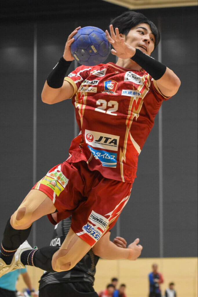 右サイドからあえて右手で打つこともある松川兼心(琉球コラソン)。倒れ込みシュートが様になっている