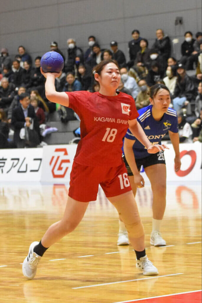 立石恋菜(香川銀行シラソル香川)の7mスロー。ピヴォットの選手が7mを打つのは珍しい