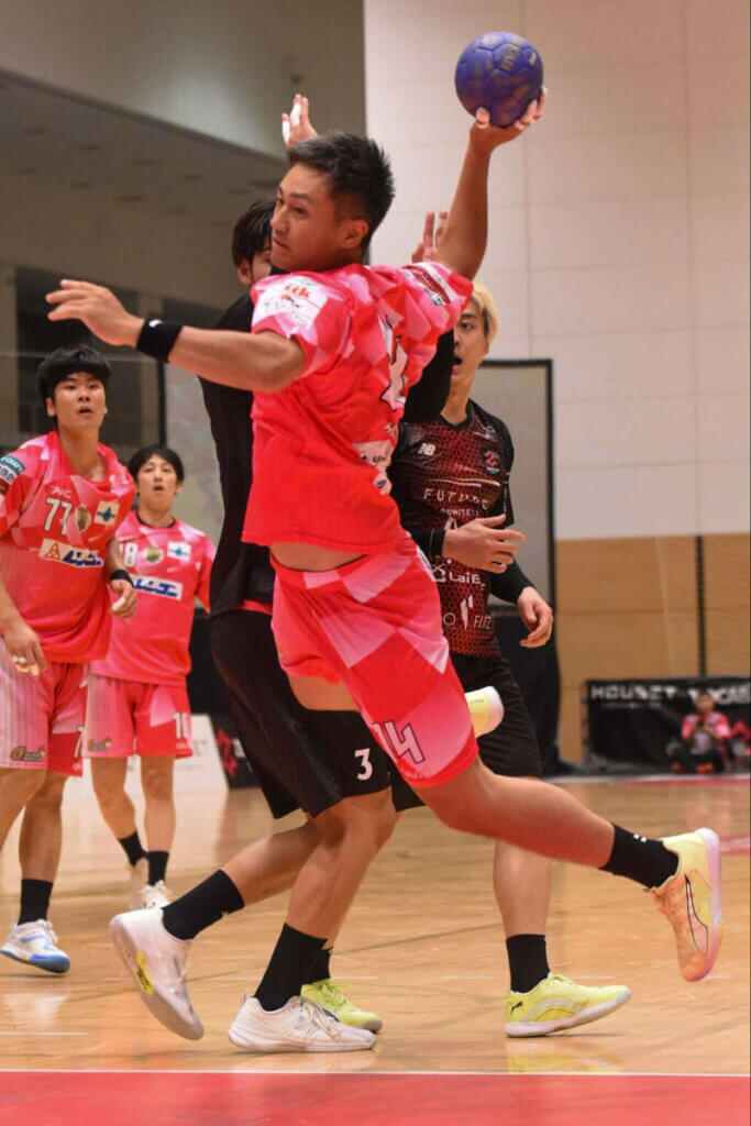 シルバーヘアがカッコいい佐藤陸（ゴールデンウルヴス福岡）。ミトゥン・オイスティン・カトゥラとのダブルポストは、今年のウルヴスの強力な武器