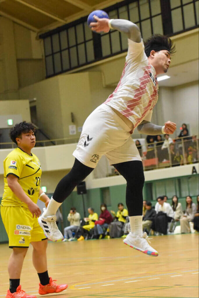 川上勝太(安芸高田わくながハンドボールクラブ)はスペースの嗅覚が優れたピヴォット。腕もよくしなる