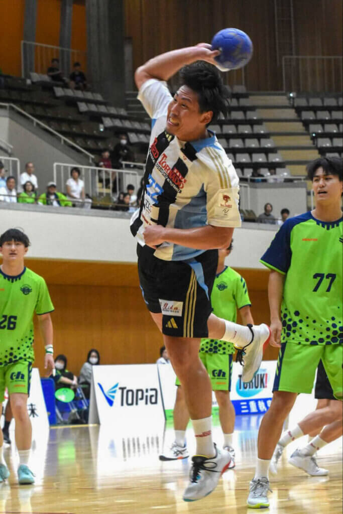 酒井翔一朗(レッドトルネード佐賀)の力強いポストシュート。チームの士気を高めてくれる