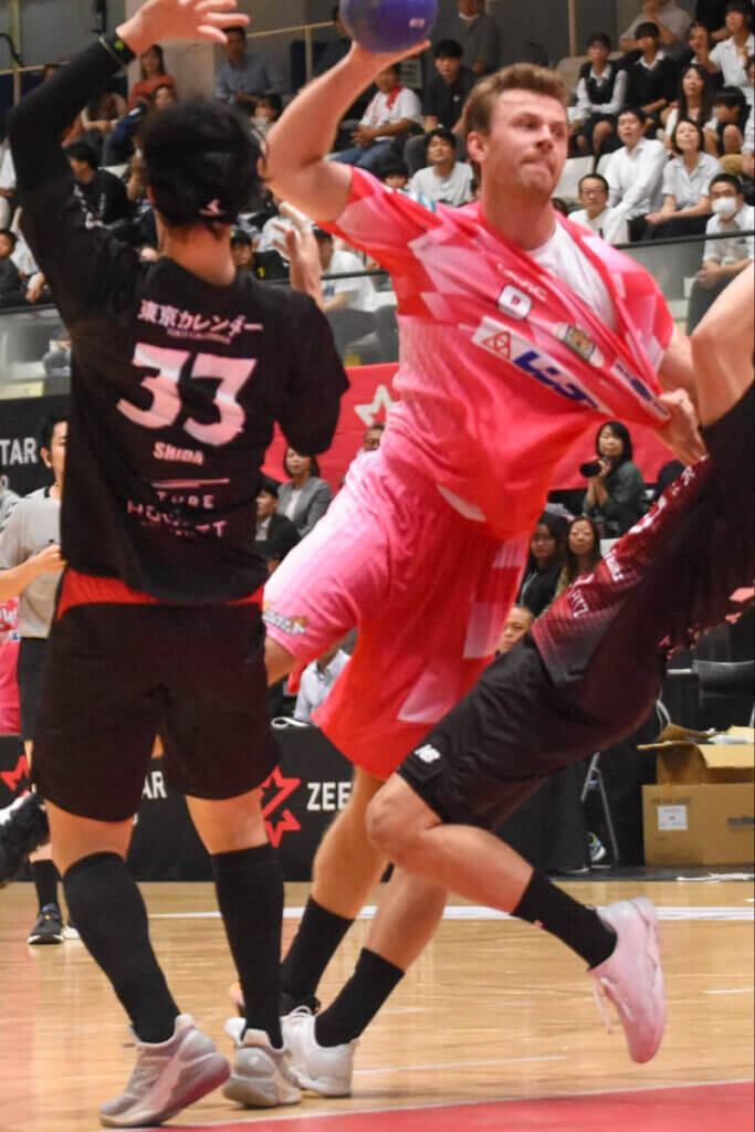 ミトゥン・オイスティン・カトゥラ（ゴールデンウルヴス福岡）はライン際の脅威。2人がかりでも止められない