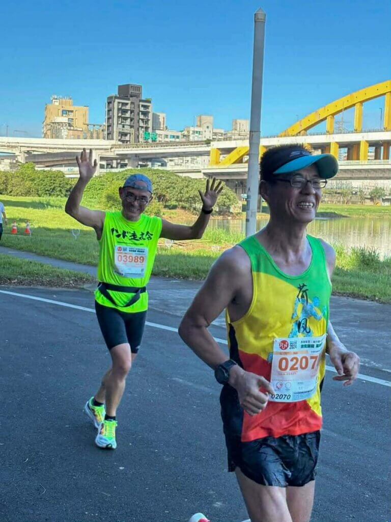 並走する林（りん）さんに励まされてゴール＝提供：ランニングサークル「インド走友会」のメンバー3人で参加＝提供：神谷之泰さん