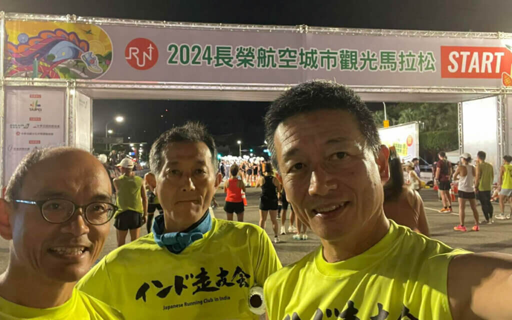 ランニングサークル「インド走友会」のメンバー3人で参加＝提供：齋藤誠一さん