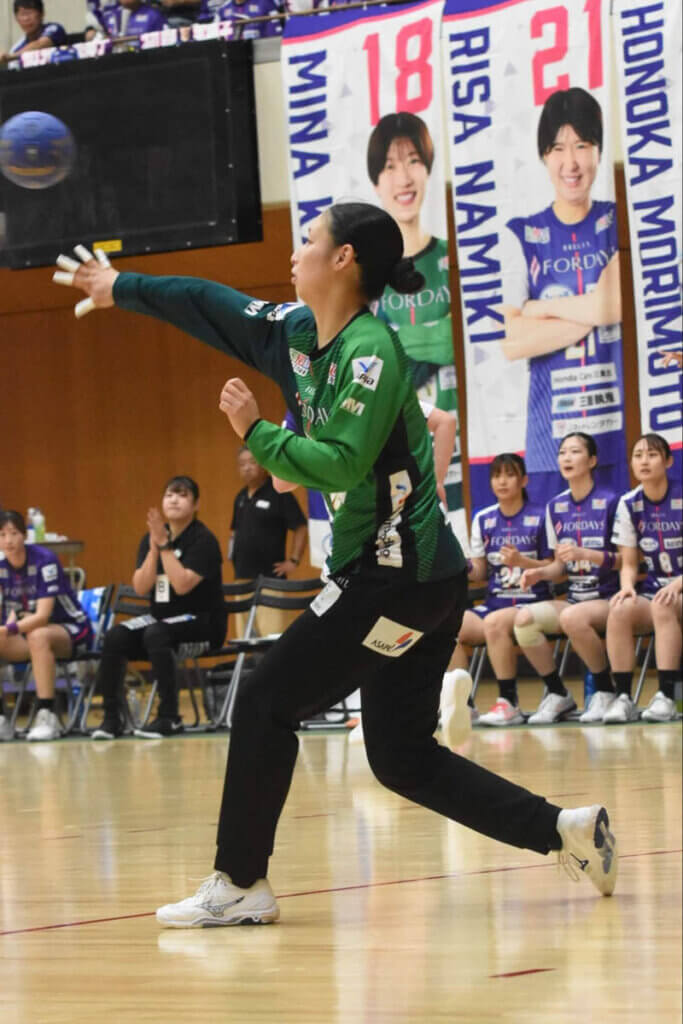 ライナー性のパスが得意な碓井鈴果(三重バイオレットアイリス)。相手の速攻を消す飛び出しにも注目