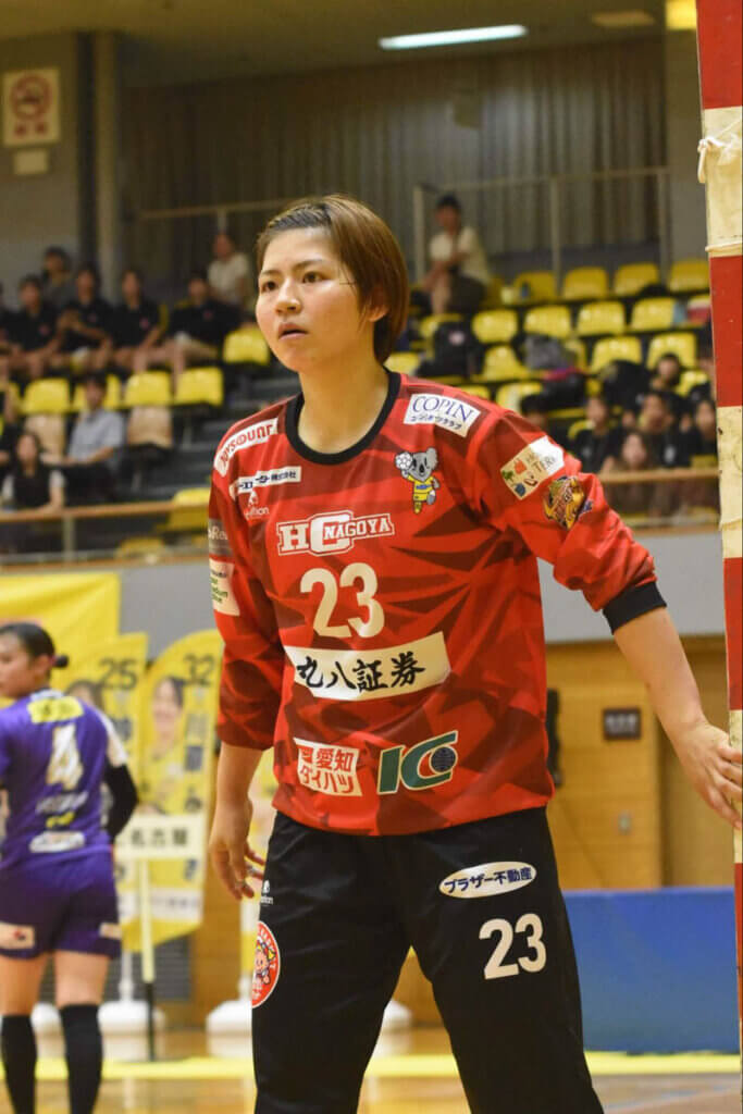 榊真菜（HC名古屋）はビジュアルも優れた人気選手。勤務先のドリーム・メディカルでは、さつまいも販売の看板娘でもある