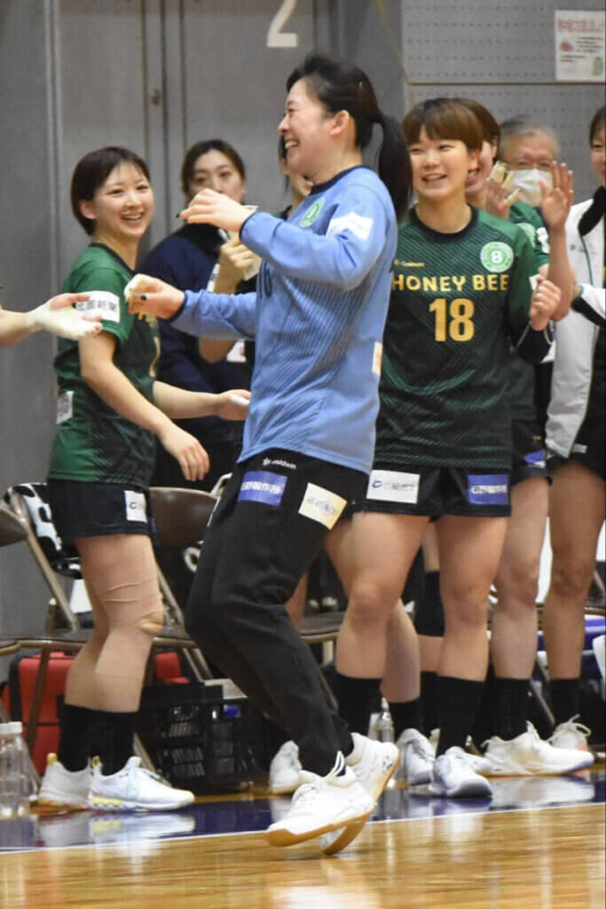 7mスローを止めてこの笑顔! 犀藤菜穂(ハニービー石川)が止めると、とにかく盛り上がる