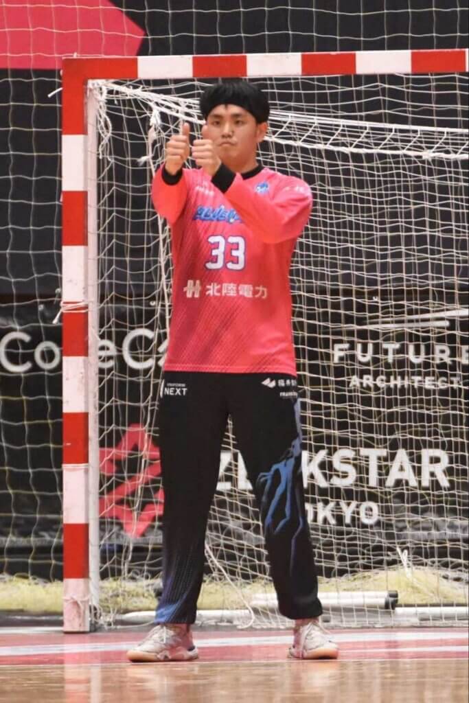 ビジョントレーニングで距離感を調整する境駿太（福井永平寺ブルーサンダー）。深視力はGKに必要な能力だと思われる