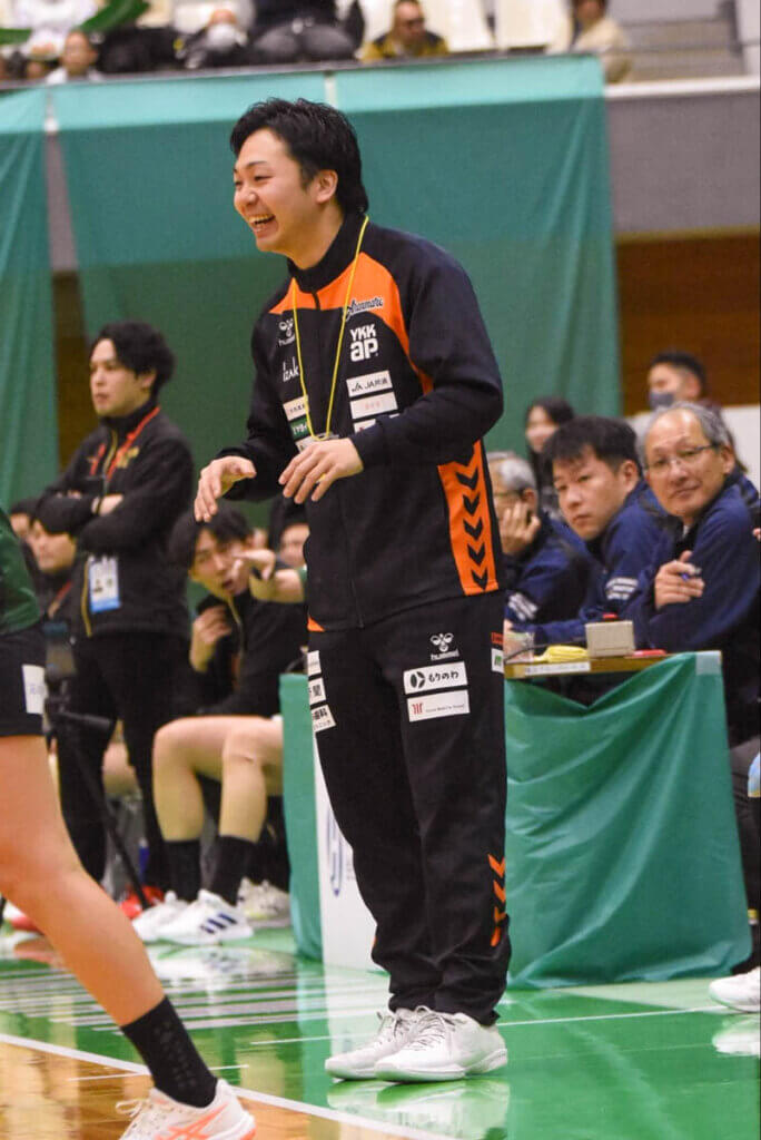 福田丈ヘッドコーチ(アランマーレ富山)は、日本の女子球界を変えていける若き指揮官