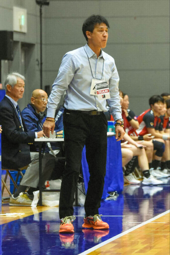 インカレ12連覇の大記録を置き土産に、楠本繁生監督は大阪体育大学からブルーサクヤ鹿児島に転じた