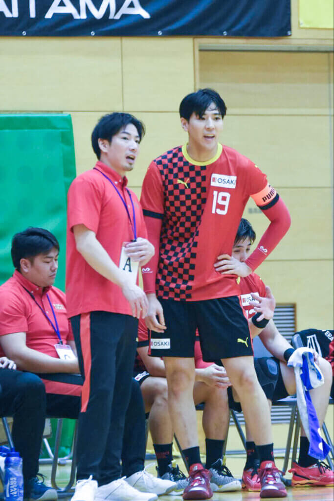 キャプテンの末岡拓美とともに戦況を見守る小澤広太監督（大崎オーソル埼玉）