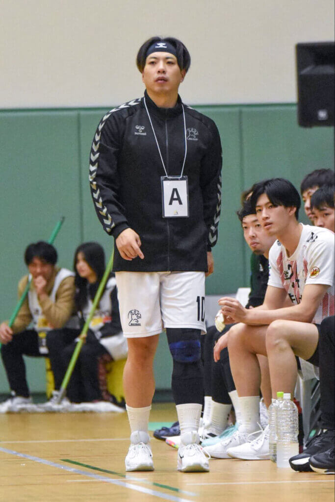 いつでも試合に出られる状態の稲毛隆人兼任監督（安芸高田わくながハンドボールクラブ）