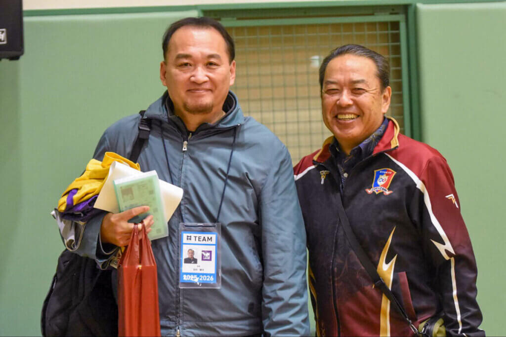 ベテラン監督笑顔の2ショット。玉村健次監督（堺リエゾン、写真左）と黒島宣昭監督（琉球コラソン、写真右）