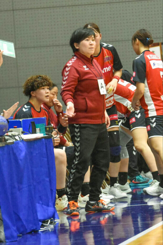 日本リーグ7連覇時代を知る大前典子監督(イズミメイプルレッズ広島)が、今季から指揮を執る