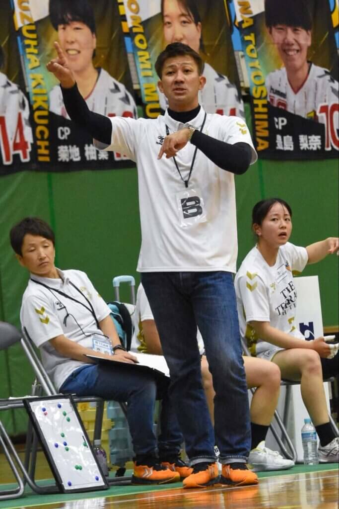 東長濱秀作監督（ザ・テラスホテルズラティーダ琉球）は、ハンドボールの本質を捉えている