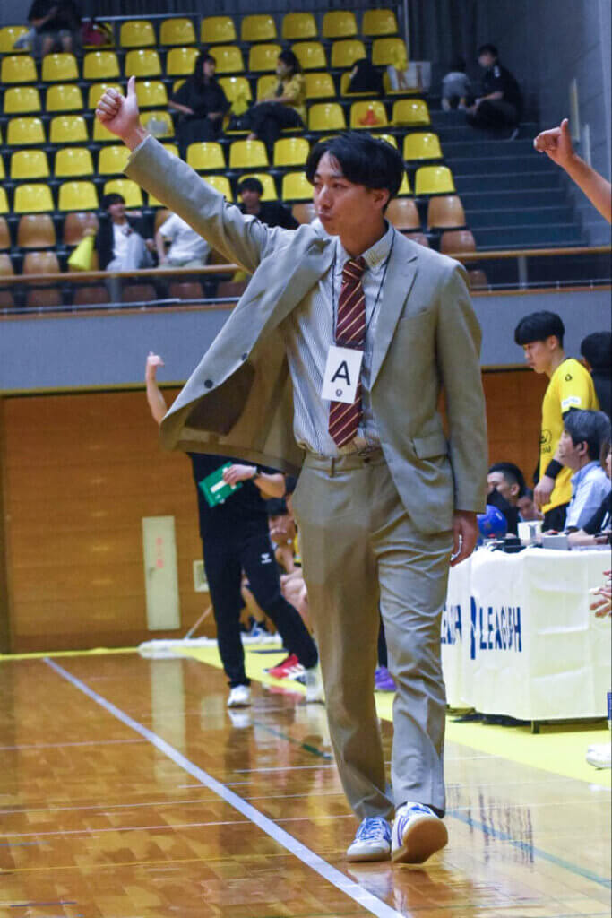 徐々に監督らしくなってきた國分晴貴監督（ゴールデンウルヴス福岡）