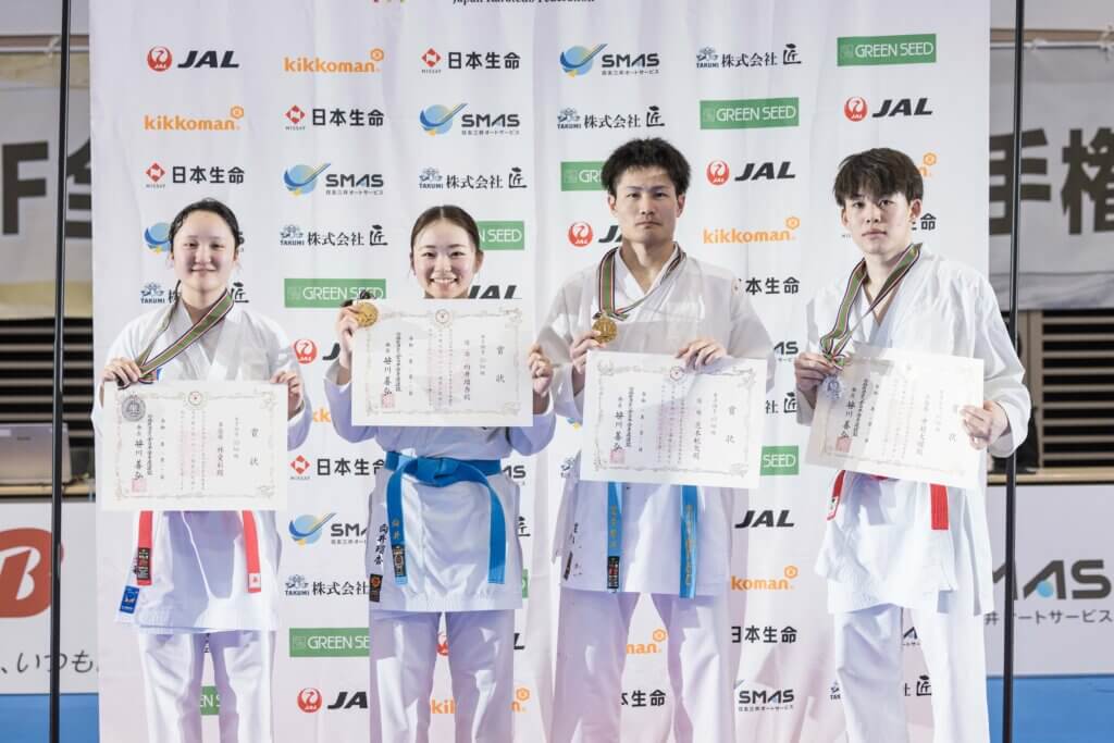 表彰式は決勝進出者２人で男女２階級ごと。女子55㎏級で優勝した向井瑠杏（M&M company=右から２人目）ら＝提供：全日本空手道連盟