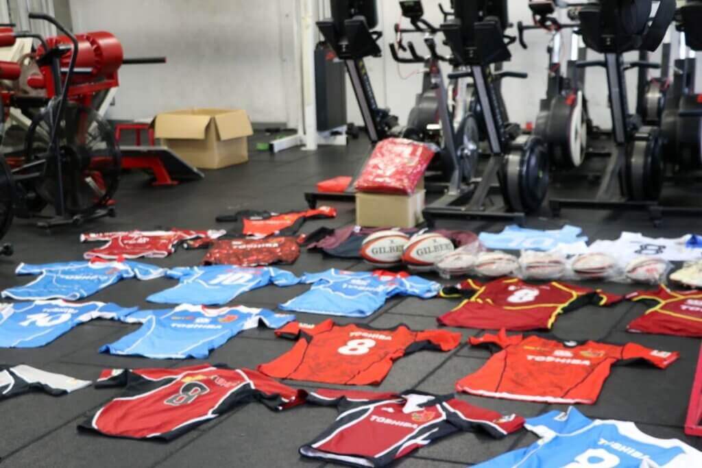 記者会見で公開された歴代ジャージやボール=写真提供:東芝ブレイブルーパス東京