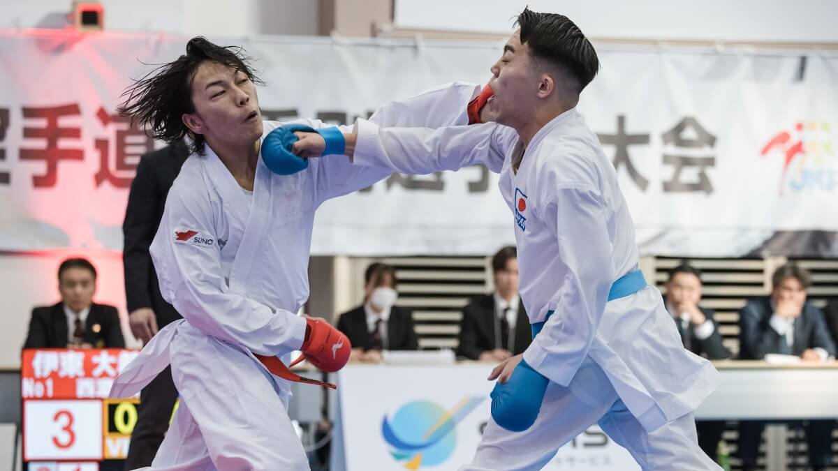 男子60㎏級決勝は伊東大希（西濃運輸＝左）と南秀之輔（近大）の対戦となり、迫力満点の激戦に＝提供：全日本空手道連盟