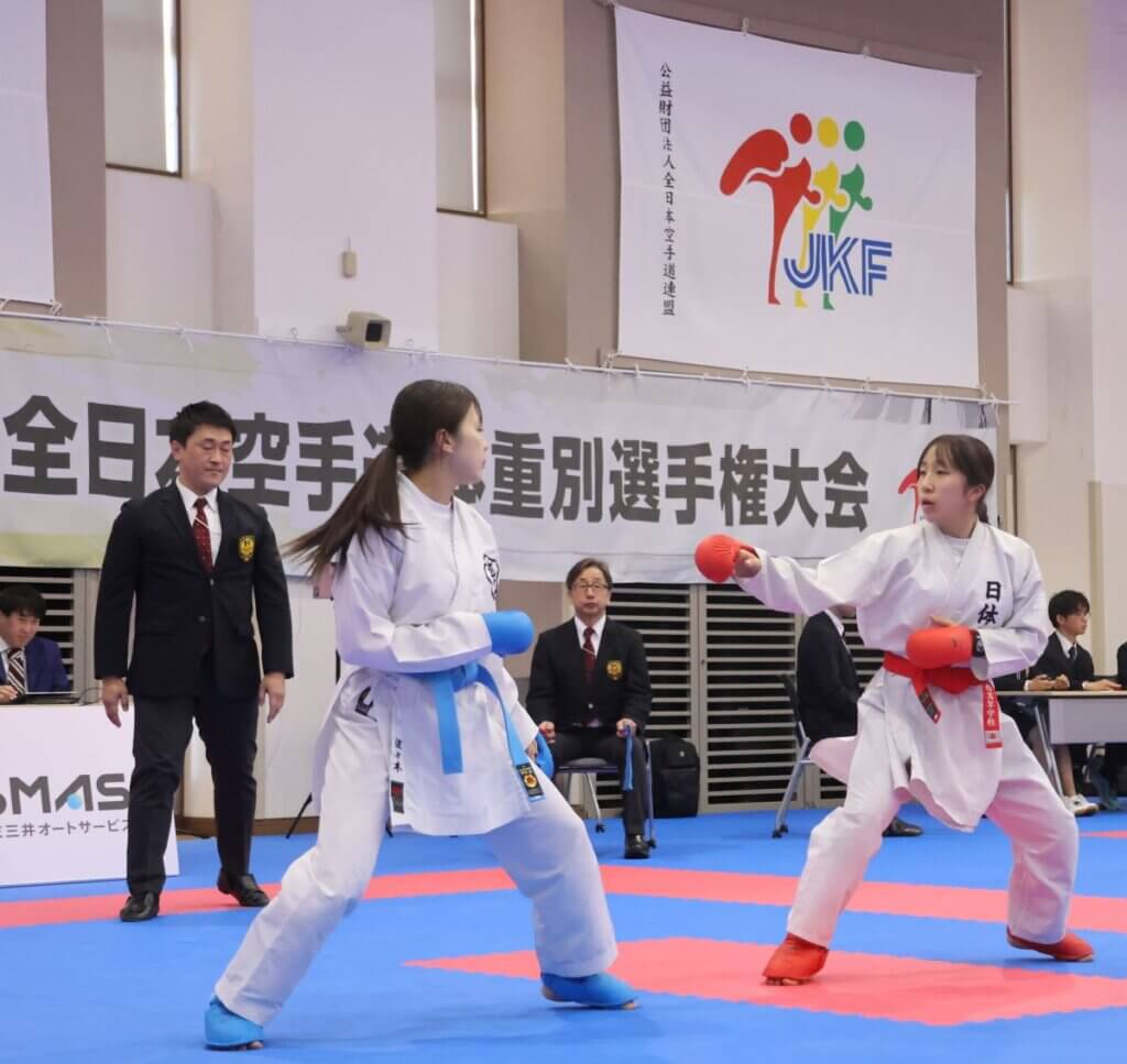 初のナショナルチーム選考会として開かれた全日本空手道体重別選手権。女子50㎏級の斉藤光咲（右）ら、フェーズ3のフリーエントリー選手も躍動した＝提供：全日本空手道連盟