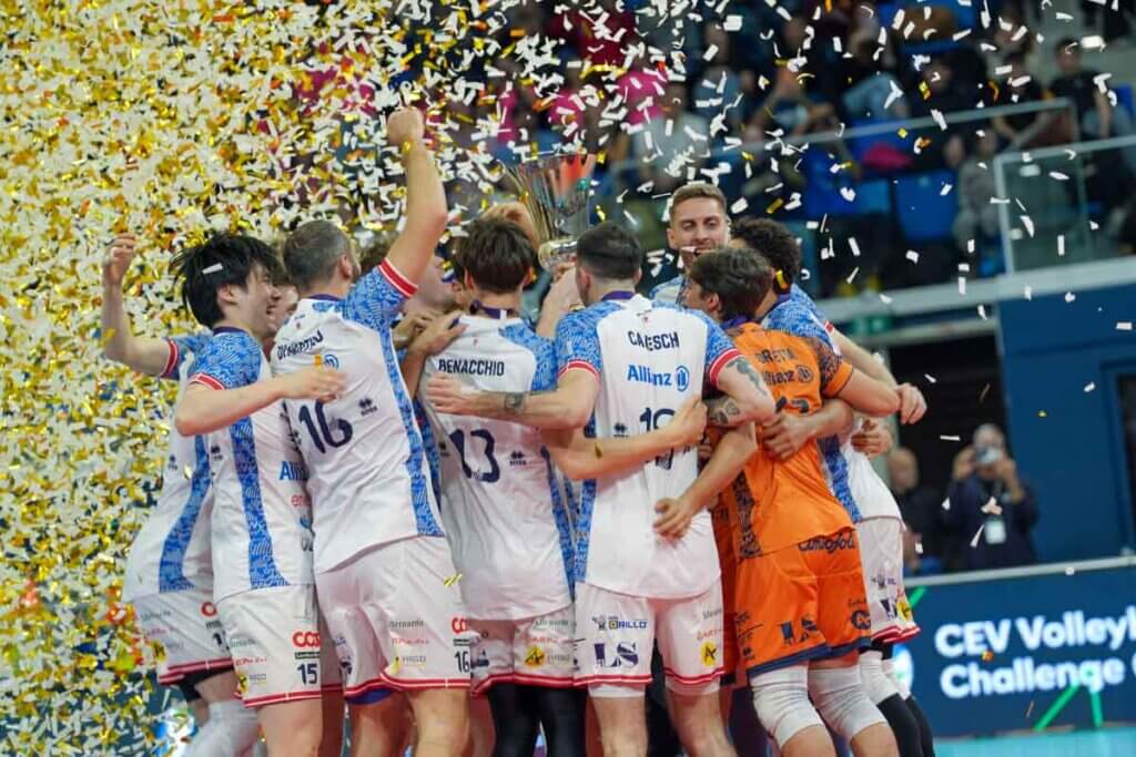 CEVチャレンジカップで優勝を決めたミラノ=2026年4月1日、ミラノのアリアンツ・クラウドで(中西写す)