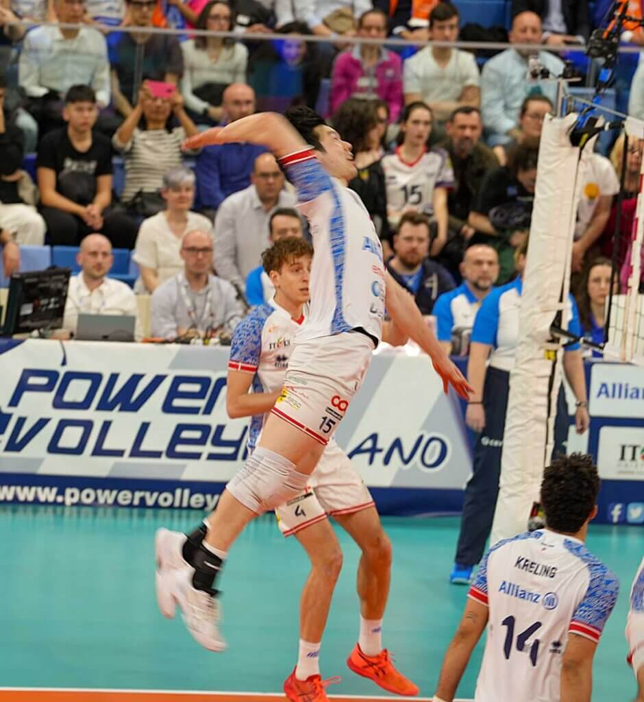 バックアタックする大塚=ミラノのアリアンツ・クラウドで(中西写す)