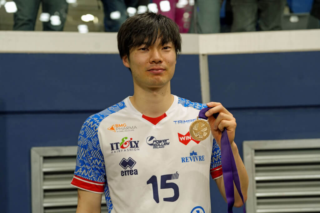 CEVチャレンジカップの優勝メダルを掲げる大塚=2026年4月1日、ミラノのアリアンツ・クラウドで(中西写す)