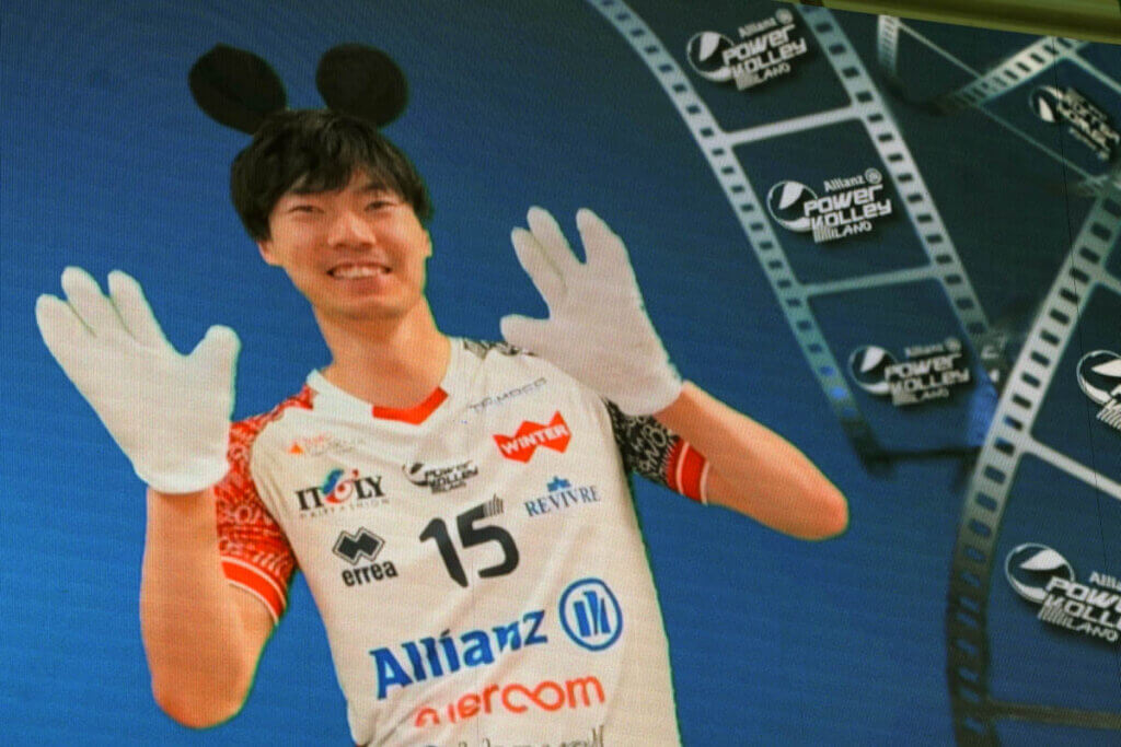 大塚が得点した際に登場するディスプレイ=ミラノのアリアンツ・クラウドで(中西写す)