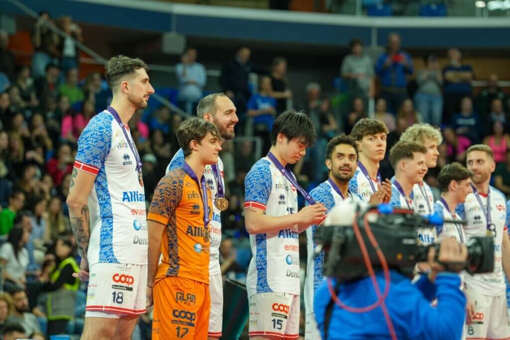 表彰台でメダルを見つめる大塚(中央)=2026年4月1日、ミラノのアリアンツ・クラウドで(中西写す)