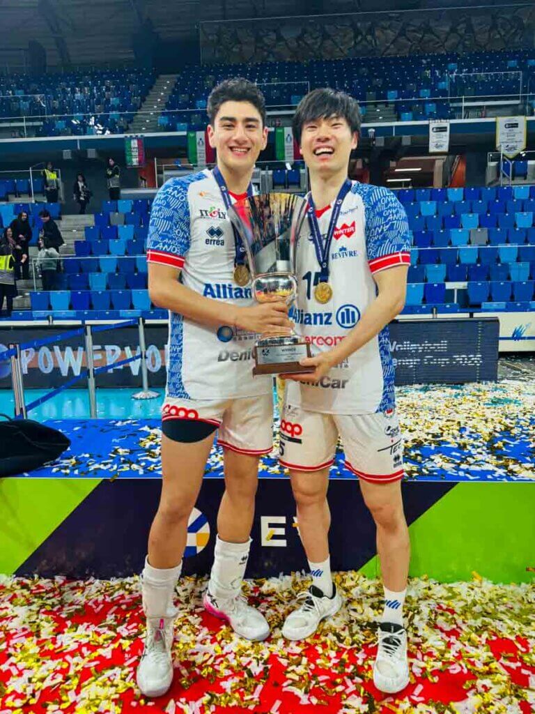 大塚とマサジェディ翔蓮＝2026年4月1日、ミラノのアリアンツ・クラウドで（撮影：イアン・マサジェディさん）