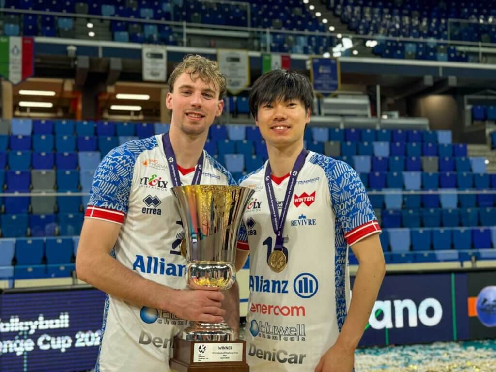 CEVチャレンジカップで優勝、レゲルスと記念撮影=2026年4月1日、ミラノのアリアンツ・クラウドで(中西写す)