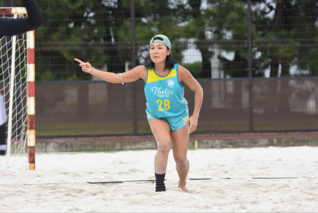 HC名古屋ではOF専門だった長谷川瑛美（旧姓高橋）だが、ビーチではDFでも活躍した