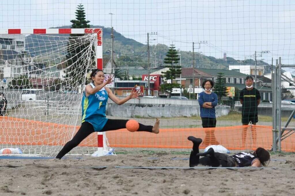 2022年全日本ビーチ女子決勝戦第3セット。SWAG加藤のシュートを矢原が止めた瞬間