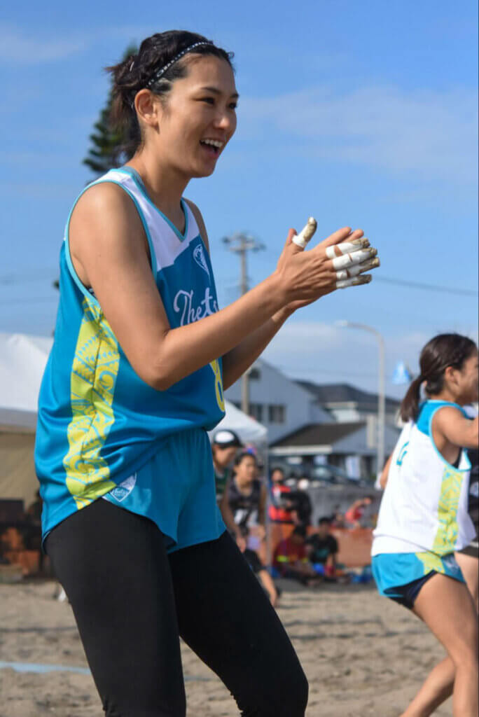 負けん気の強さも矢原の魅力。単身でスペインに渡り、現地のビーチハンドボールチームに混ざってプレーしたこともある