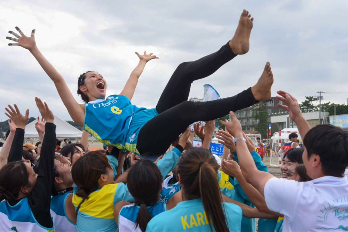 2022年10月の全日本ビーチで、テティス東京が初優勝。矢原里夏が宙に舞った=久保写す(以下すべて)