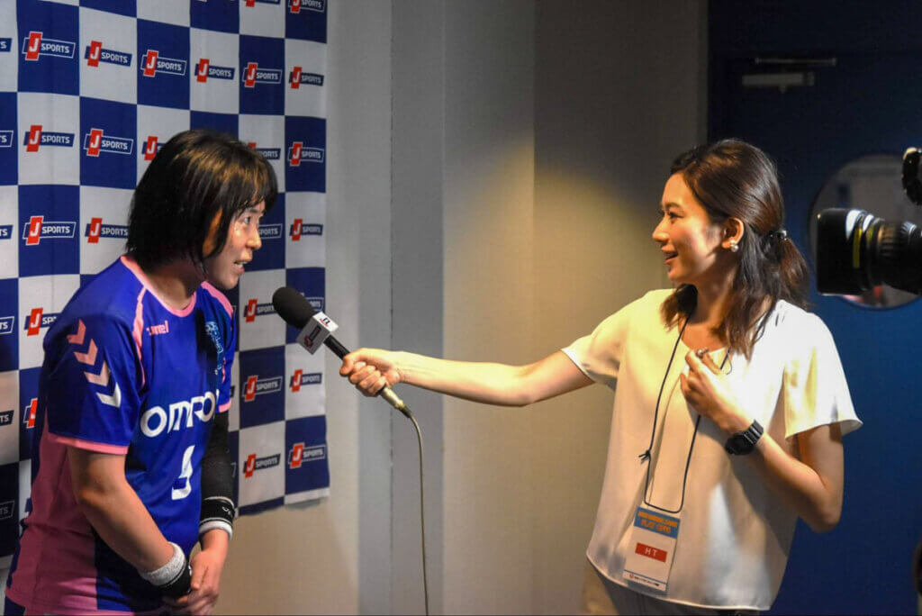 モデル業だけでなく、トークも達者な矢原（写真右）。日本リーグのプレーオフでレポーターを務め、評判がよかった