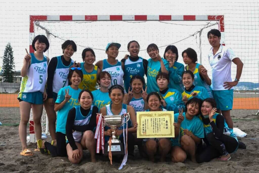 2022年の全日本ビーチ優勝メンバー。前列左から2人目が矢原