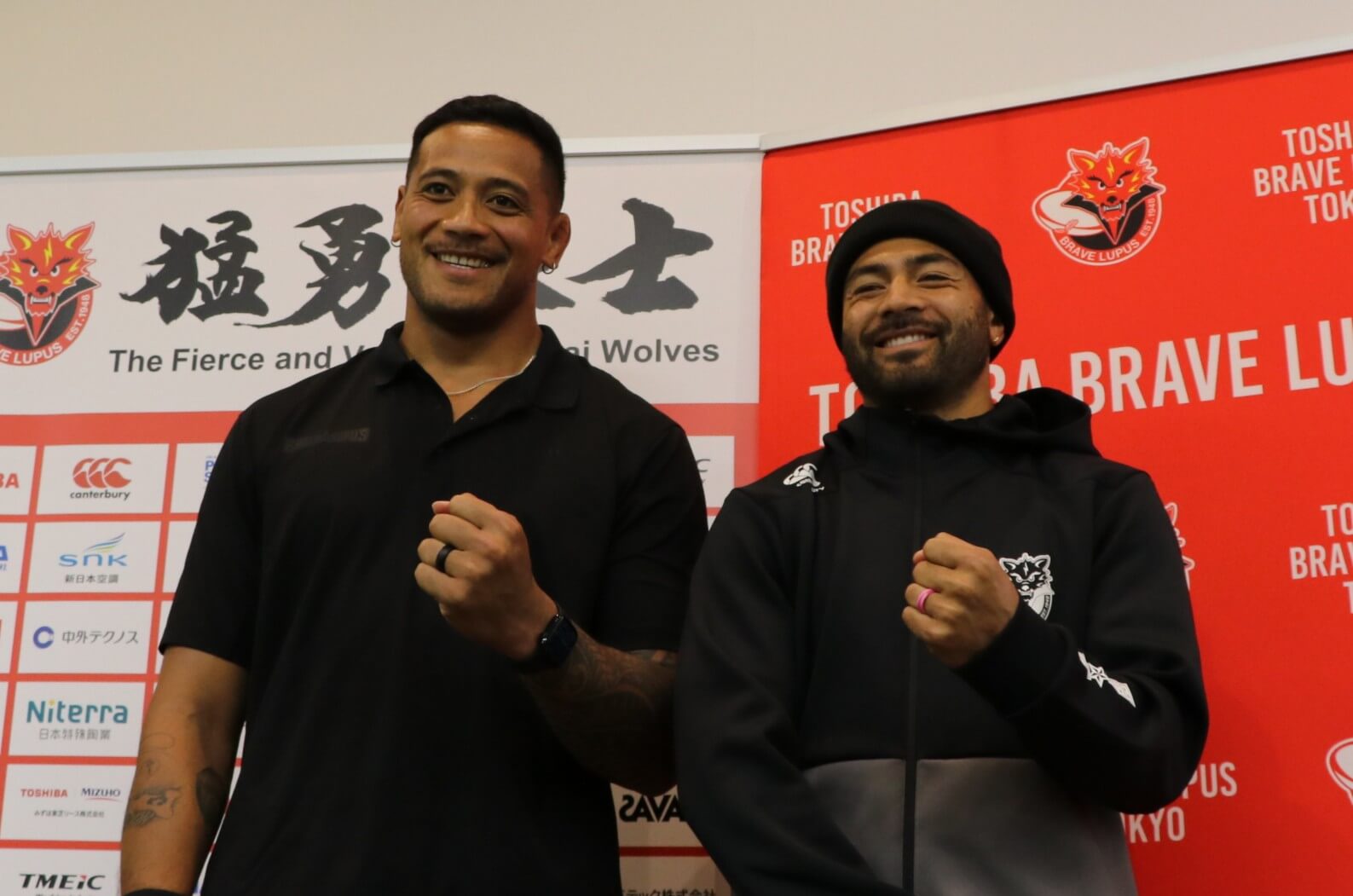 今季限りで東芝ブレイブルーパス東京を退団するシャノン・フリゼル（左）とリッチー・モウンガ=東芝ブレイブルーパス提供