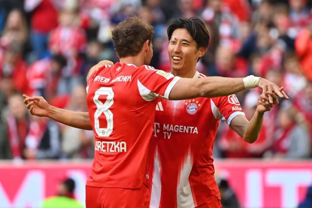 VfBシュトゥットガルト戦で2連覇を決め、チームメートのレオン・ゴレツカと喜び合うFCバイエルン・ミュンヘンの伊藤洋輝=2026年4月19日、ドイツ・ミュンヘンのアリアンツ・アリーナ（写真・アフロ）