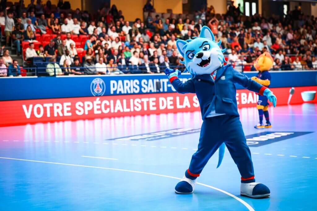 会場を盛り上げるマスコット＝2026年5月3日、スタッド・ピエール・ド・クーベルタンで Crédits : L. Valroff (PSG)