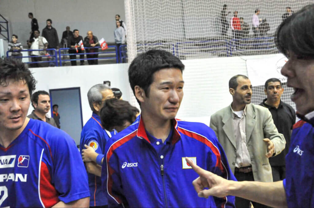 2010年2月、レバノンで行われたアジア選手権にて。延長の末に、3位決定戦でバーレーンを下し、男子日本代表は世界選手権の切符を手にした。当時アナリストだった舎利弗の努力が報われた瞬間だった