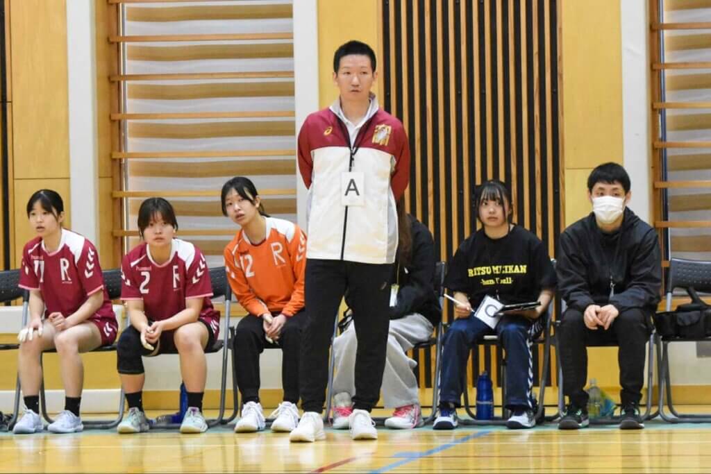 2026年4月、春季リーグ戦での舎利弗学監督と立命館大学女子ベンチ＝久保写す（以下すべて）