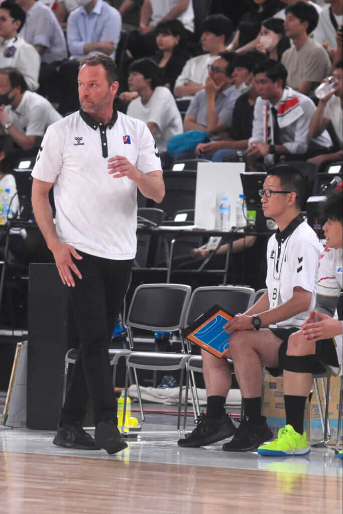 男子日本代表で約8年間、ダグル・シグルドソン監督（写真左）を支えてきた（写真は2023年7月のパリ・サン＝ジェルマン戦）