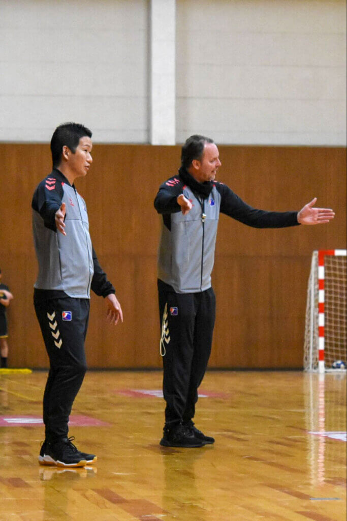 2023年12月の男子日本代表合宿でのひとコマ。世界のトップに触れたからこそ、大学生年代の強化が重要だと、舎利弗監督は考える