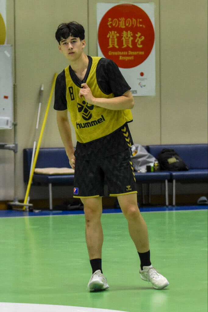 父がドイツ人で、母が日本人の松浦アルバは2026年3月に18歳になったばかり。将来性のあるライトバックだ