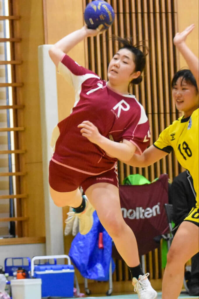 一度ベンチに下がって頭を整理した伊藤彩乃は、コートに戻ると効果的なカットインを見せていた