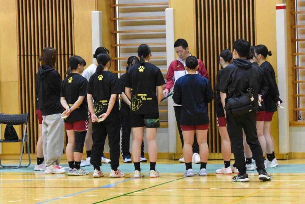 試合前に戦術の確認をする舎利弗監督。シンプルに強い、王道のハンドボールを、選手に伝えている
